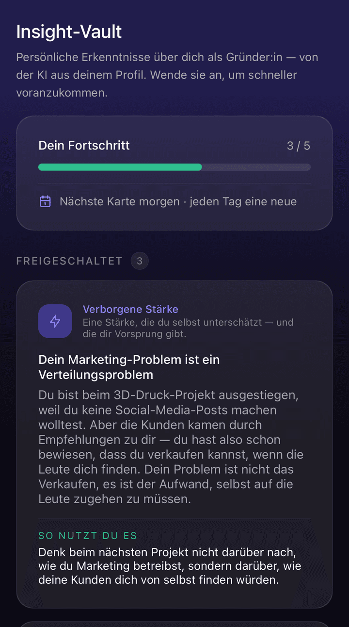 Der Insight Vault mit einer freigeschalteten Karte vom Typ „Verborgene Stärke" und dem Abschnitt „So nutzt du es".