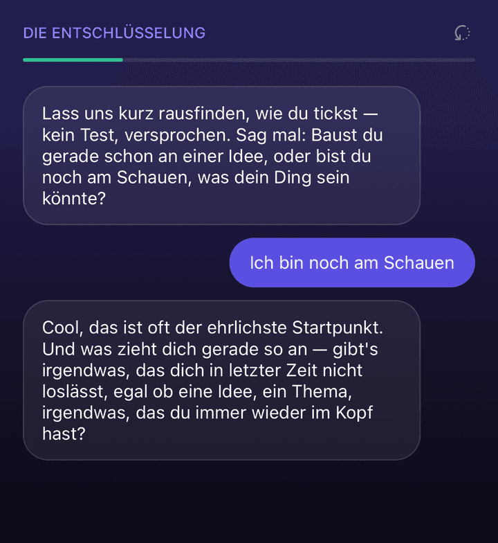 Das Onboarding-Gespräch in der App: die KI fragt, ob du schon an einer Idee baust, und reagiert auf die Antwort in eigenen Worten.